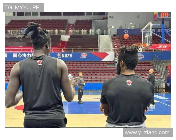 足球巨星亲临NBA球队训练场景引发球迷热议与互动